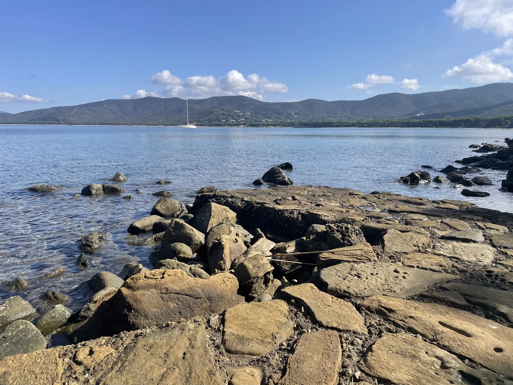 Pontile privato in pietra con accesso al mare
