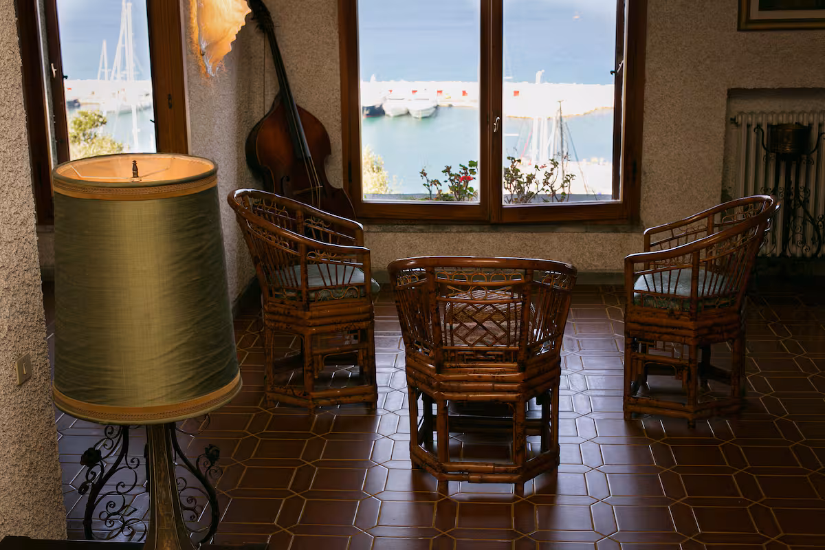 Salotto interno della villa con vista sul mare