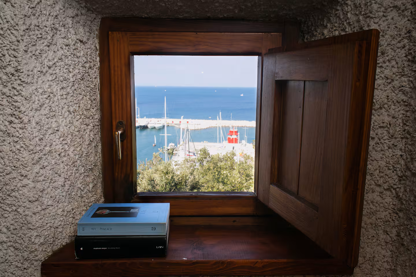 Vista sul mare attraverso la finestra della villa